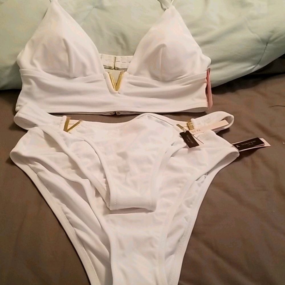 VS WHITE Double Strap Closure w Gold Accent
